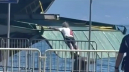 VIDEO Nevjerojatna snimka s naše obale: Muškarac 'visio' s rampe trajekta u luci, Jadrolinija pojasnila što se dogodilo