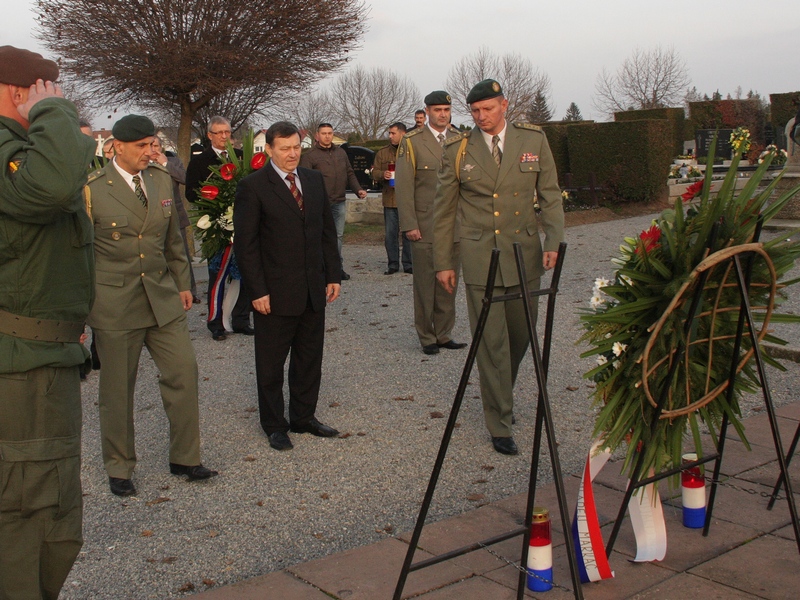 General Mladen Markač obišao je groblje u svom rodnom mjestu i položio vijenac / PXL