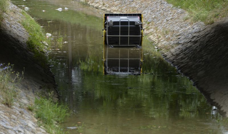 Kontenjer koji je tijekom nevremena završio u potoku. Photo: Marko Lukunic/PIXSELL