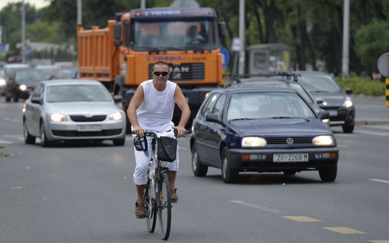 Biciklist se zbog polomljenih grana vozi nasred Zagrebačke avenije iako postoji biciklistička staza