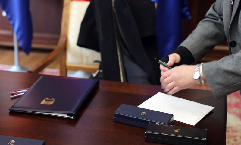 Memorandum o suglasnosti, kojim ce se rijesiti pitanje Ljubljanske banke. Photo: Zeljko Lukunic/PIXS