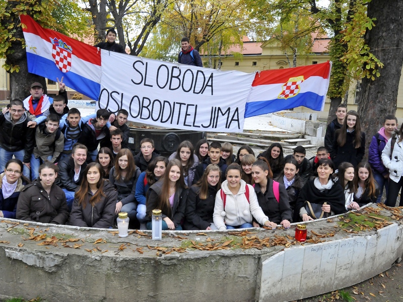 Vinkovci -Građani oduševljeno slave oslobađajuću presudu generalima Anti Gotovini i Mladenu Markaču.