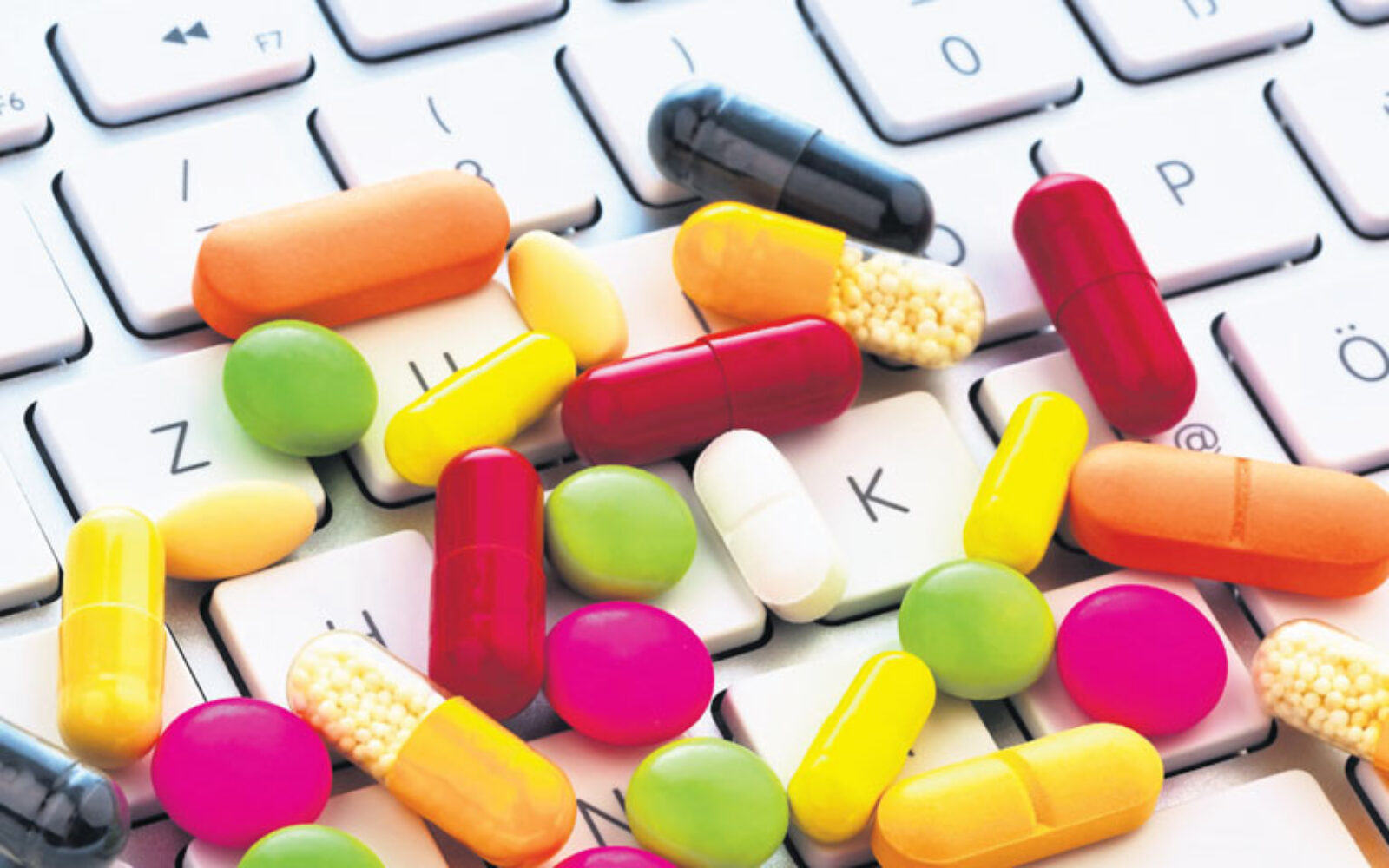 Интернет аптека лекарства по низким. Лекарства. Таблетка в компьютере. Интернет лекарства. Интернет торговля лекарствами.