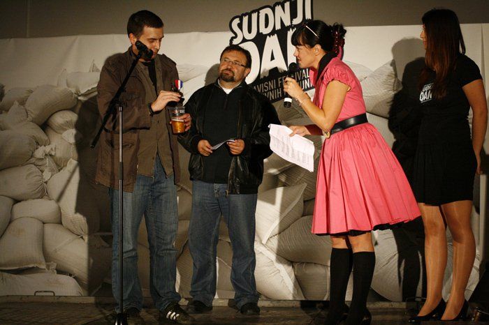 Primanje nagrade za najbolji slogan na festivalu Sudnji dan 2010.