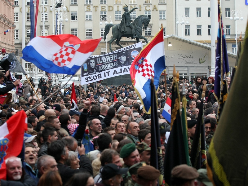 Okupljeni građani na Trgu bana Jelačića čekaju generale Antu Gotovinu i Mladena Markača / PXL