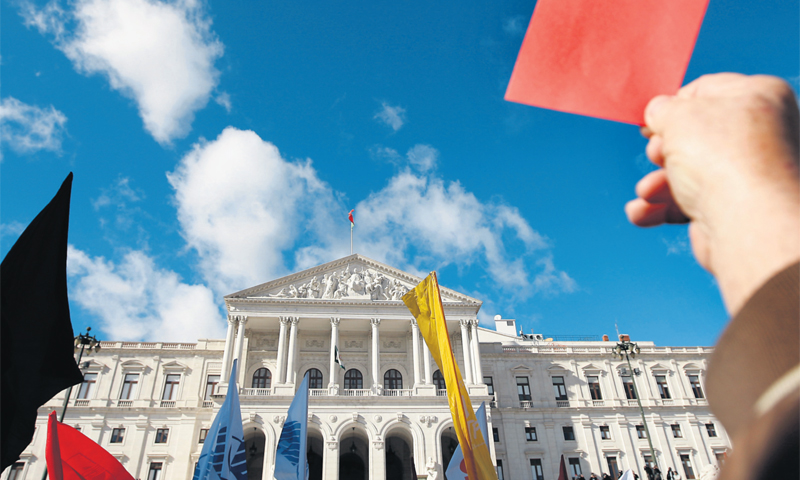 Portugalci su svojoj vladi dali crveni karton