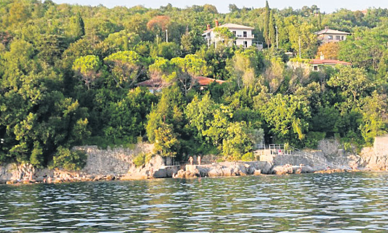 Vila je na atraktivnoj lokaciji između Rijeke i Opatije, poznatija je kao Vila Capone, ondje se odma