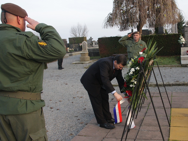 General Mladen Markač obišao je groblje u svom rodnom mjestu i položio vijenac / PXL