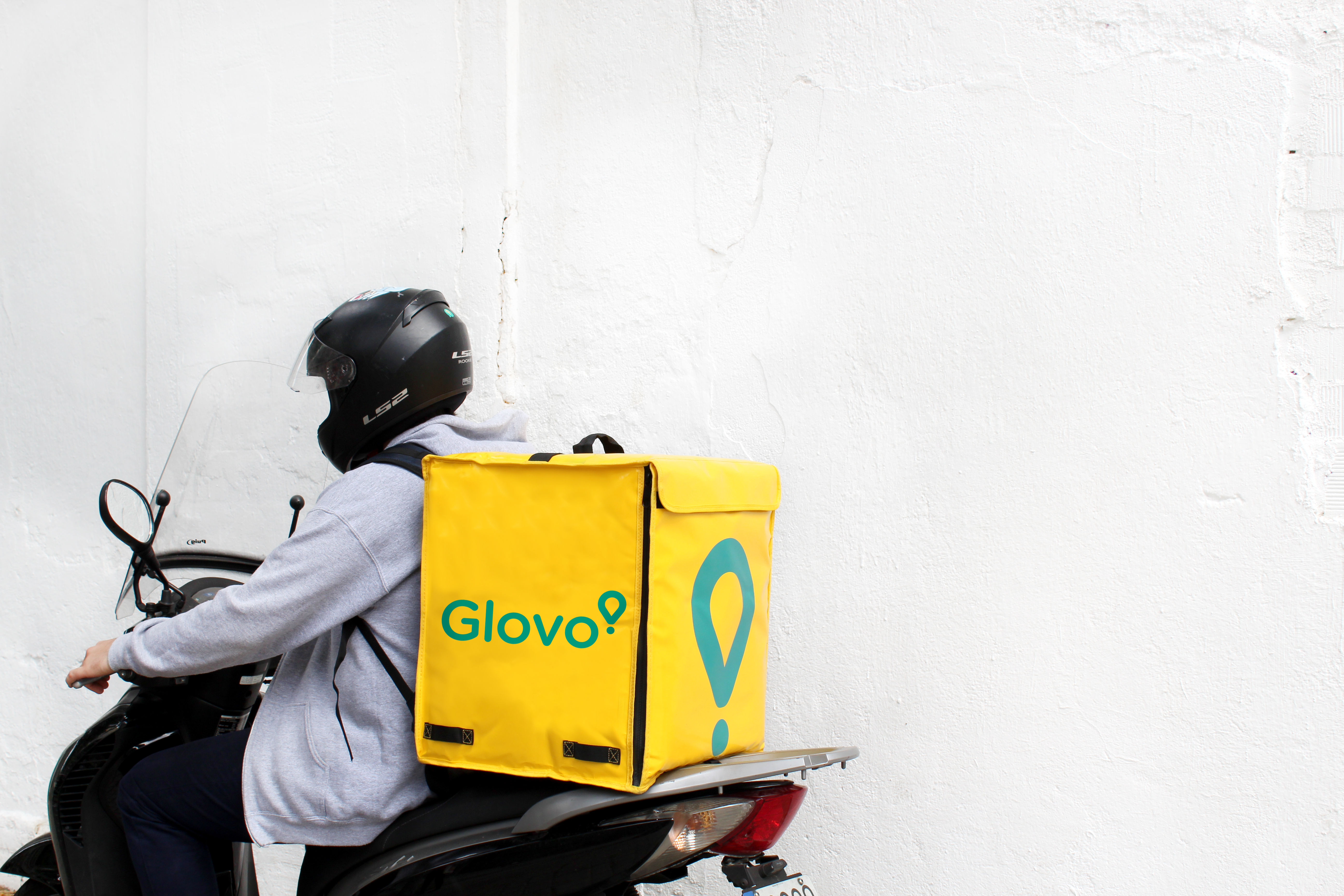 Глова. Glovo Грузия. Glovo курьер. Сумка Glovo. Доставка Glovo.