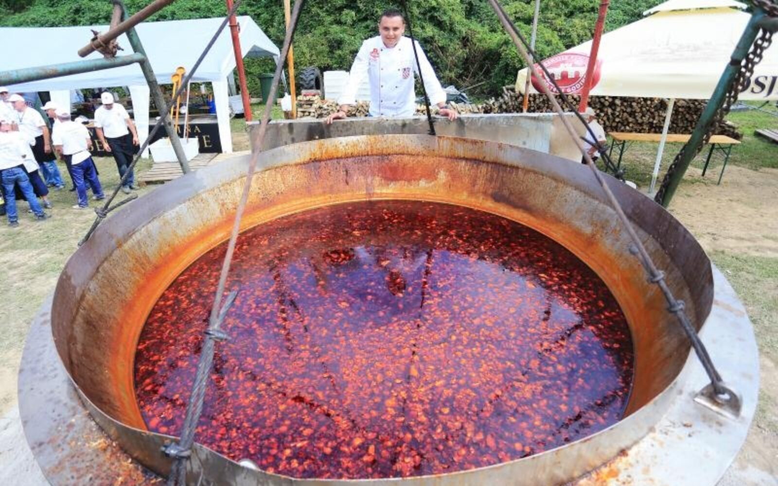 Часы в чанах. Самая большая кастрюля. Самая большая кастрюля с супом. Огромная кастрюля борща. Самая большая кастрюля в мире.