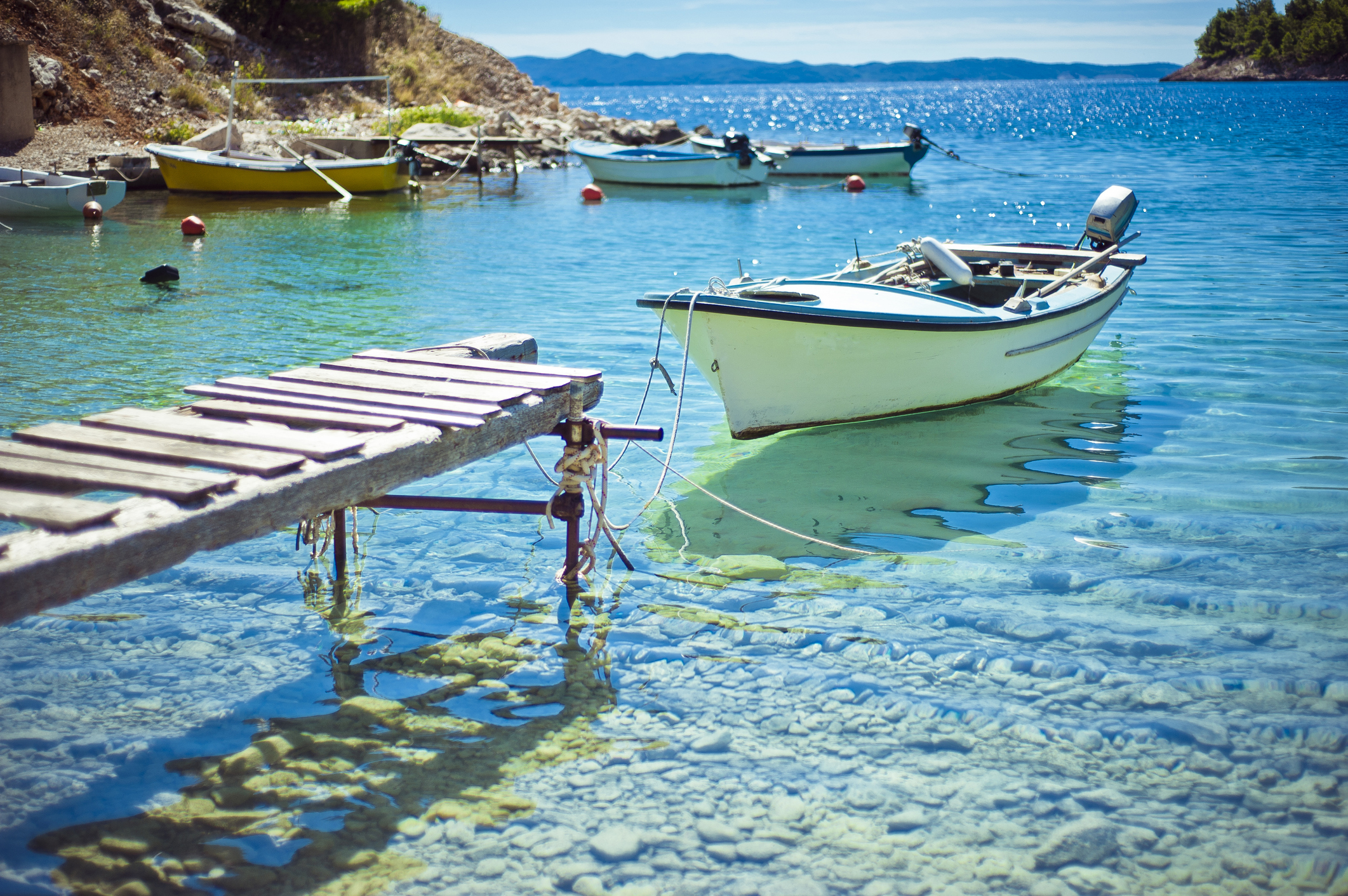 Хорватии кипр. Прозрачное море. Пляж с прозрачной водой. Лодка в море. Лодка на прозрачной воде.