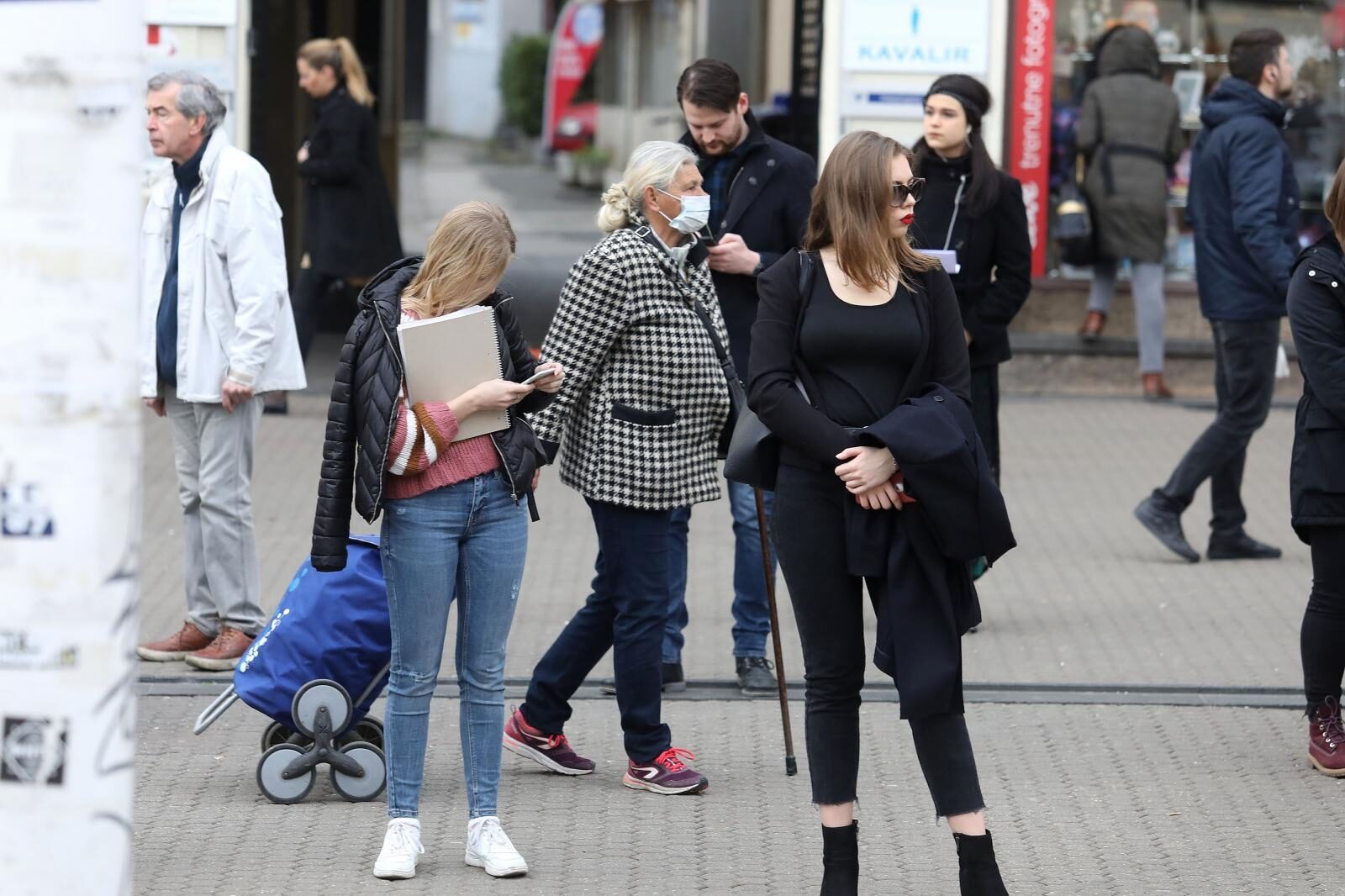 Zagreb: Pojedinci u centru grada nose zaštitne medicinske maske