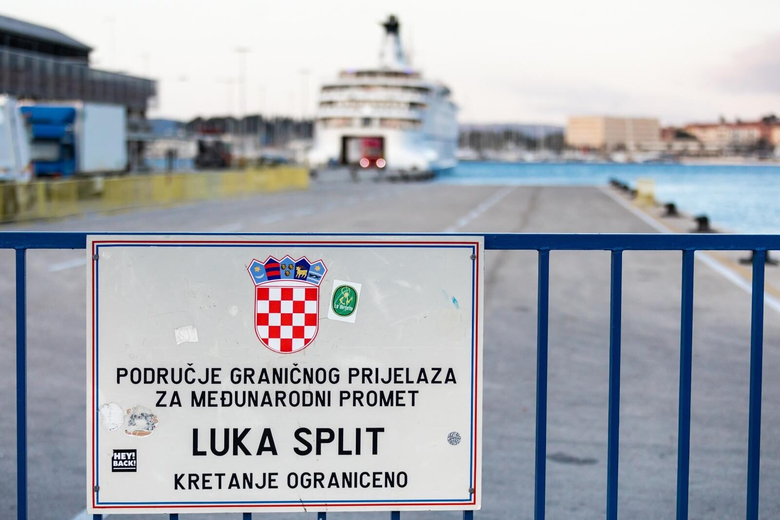 Trajekt iz Italije uplovio u Split s posebnim mjerama zaštite od koronavirusa