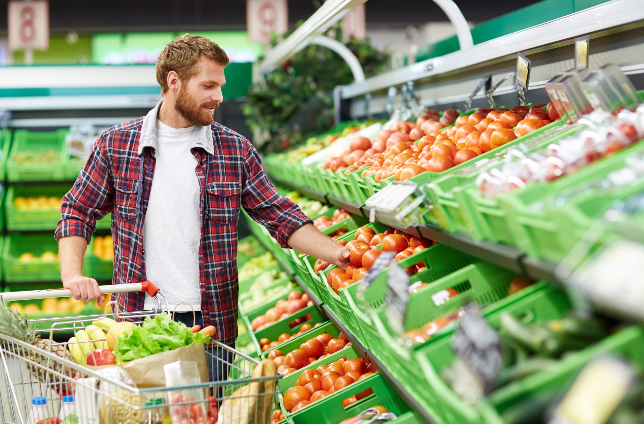 Пойти за продуктами. Мужчина в супермаркете. Мужчина в продуктовом магазине. Люди в овощном магазине. Овощи в супермаркете.