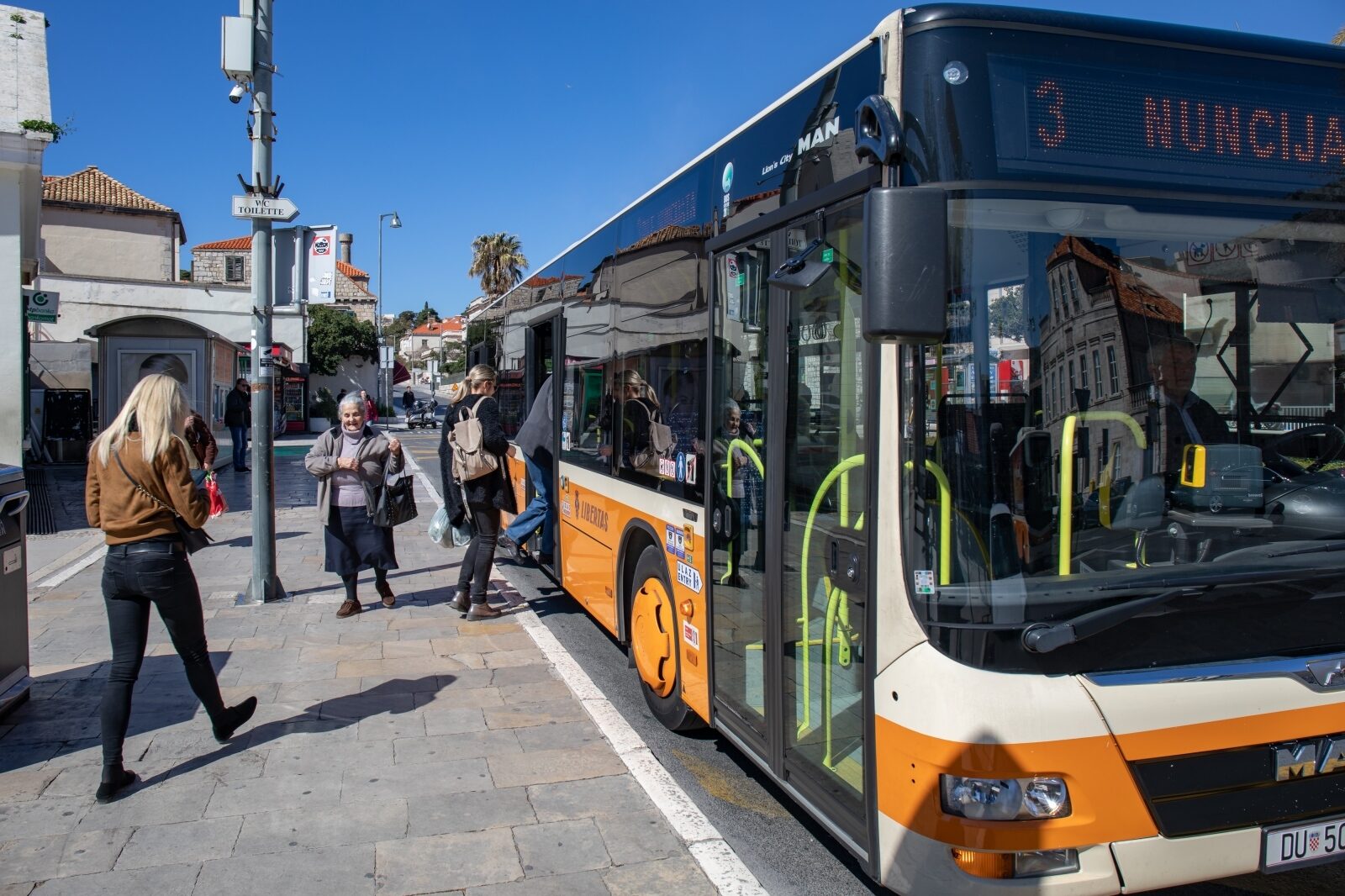 Dubrovnik: Sljedećih 15 dana Libertas će voziti besplatno, zabranjen ulaz na prednja vrata