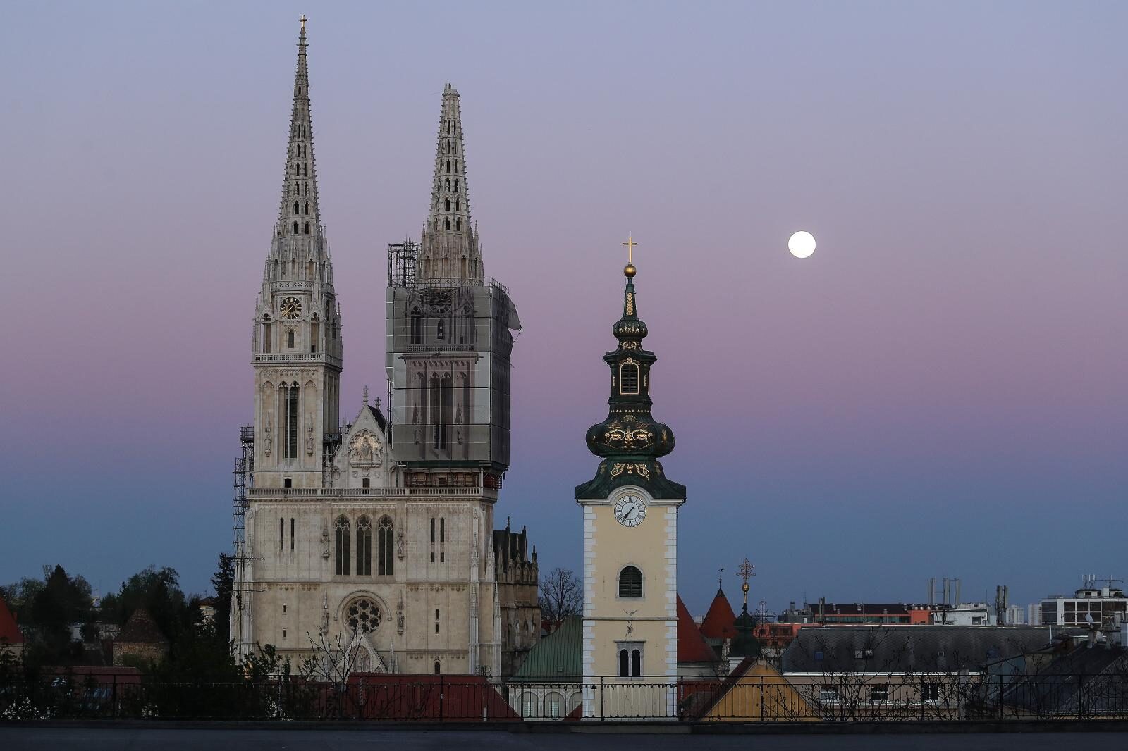 Puni mjesec nad Zagrebom