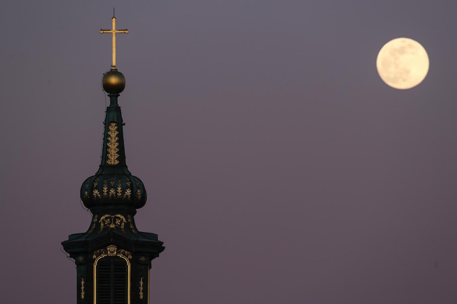 Puni mjesec nad Zagrebom