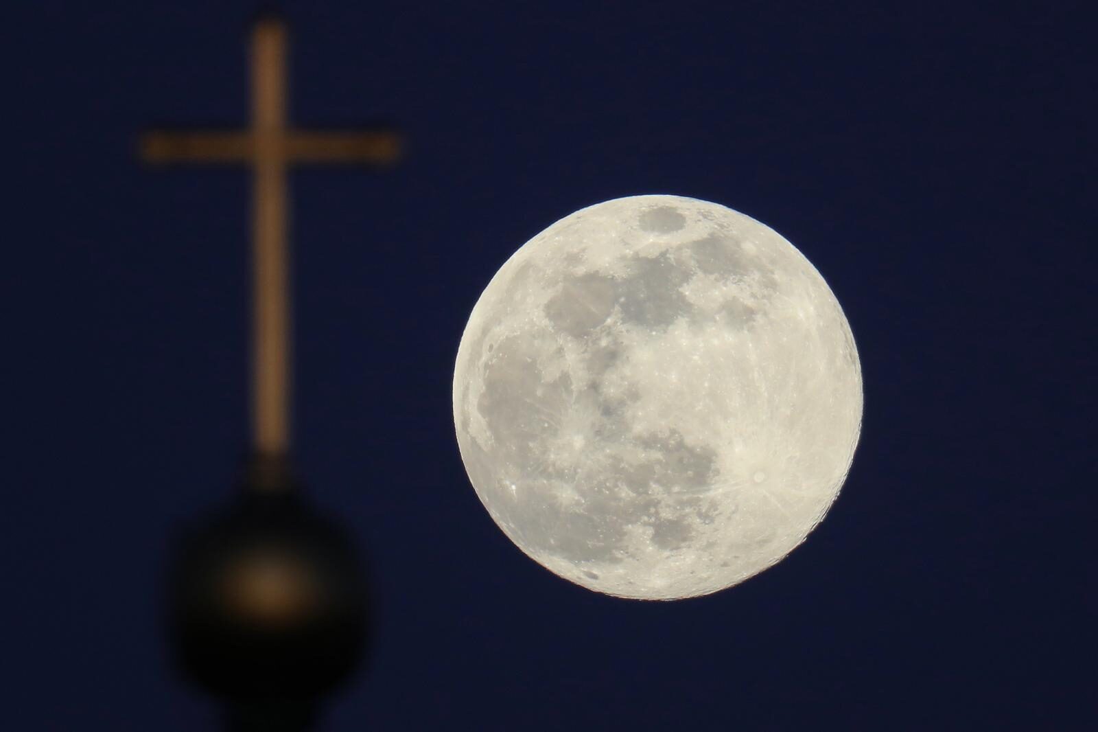 Puni mjesec nad Zagrebom