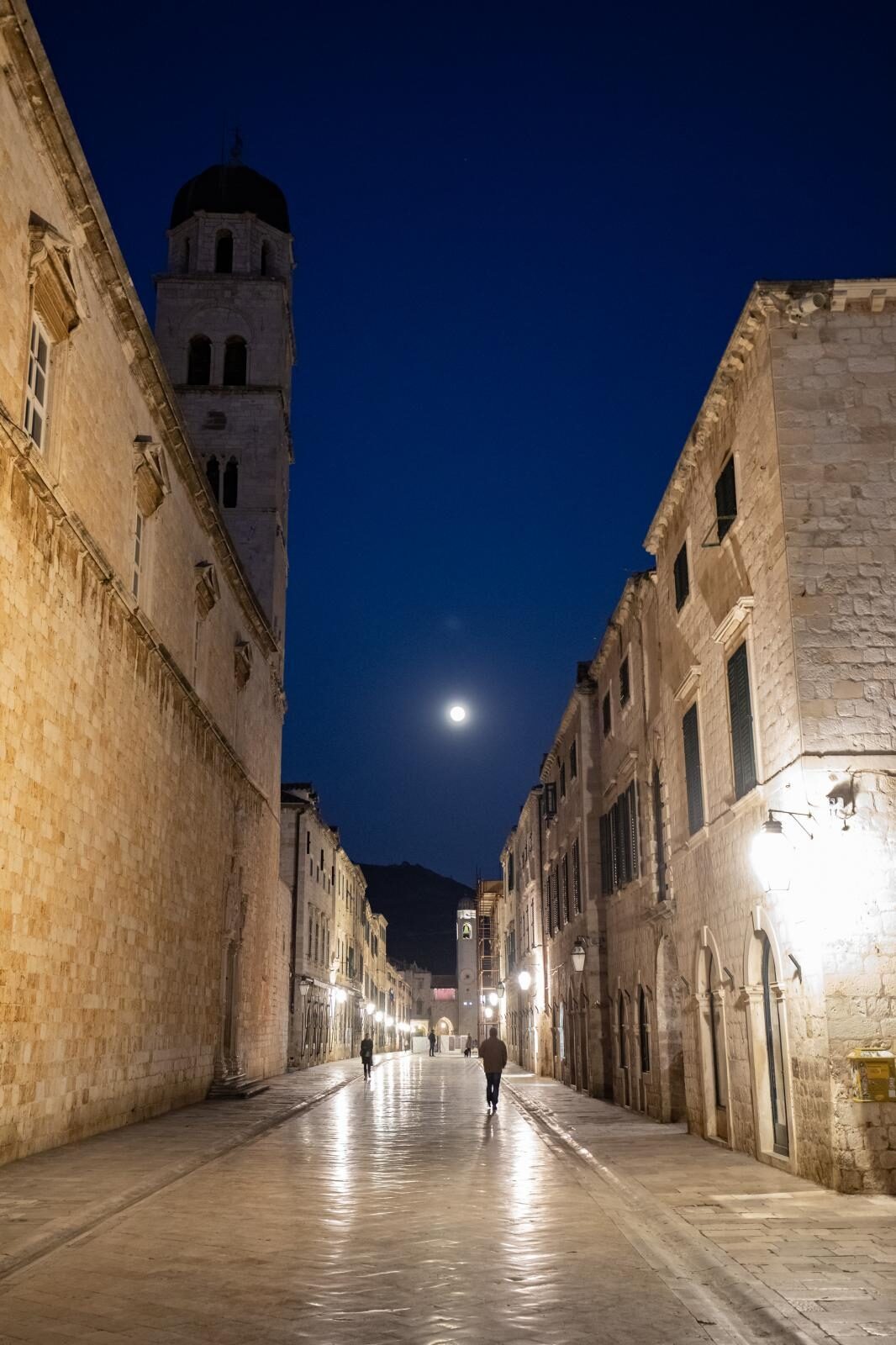 Ružičasti supermjesec nad Dubrovnikom