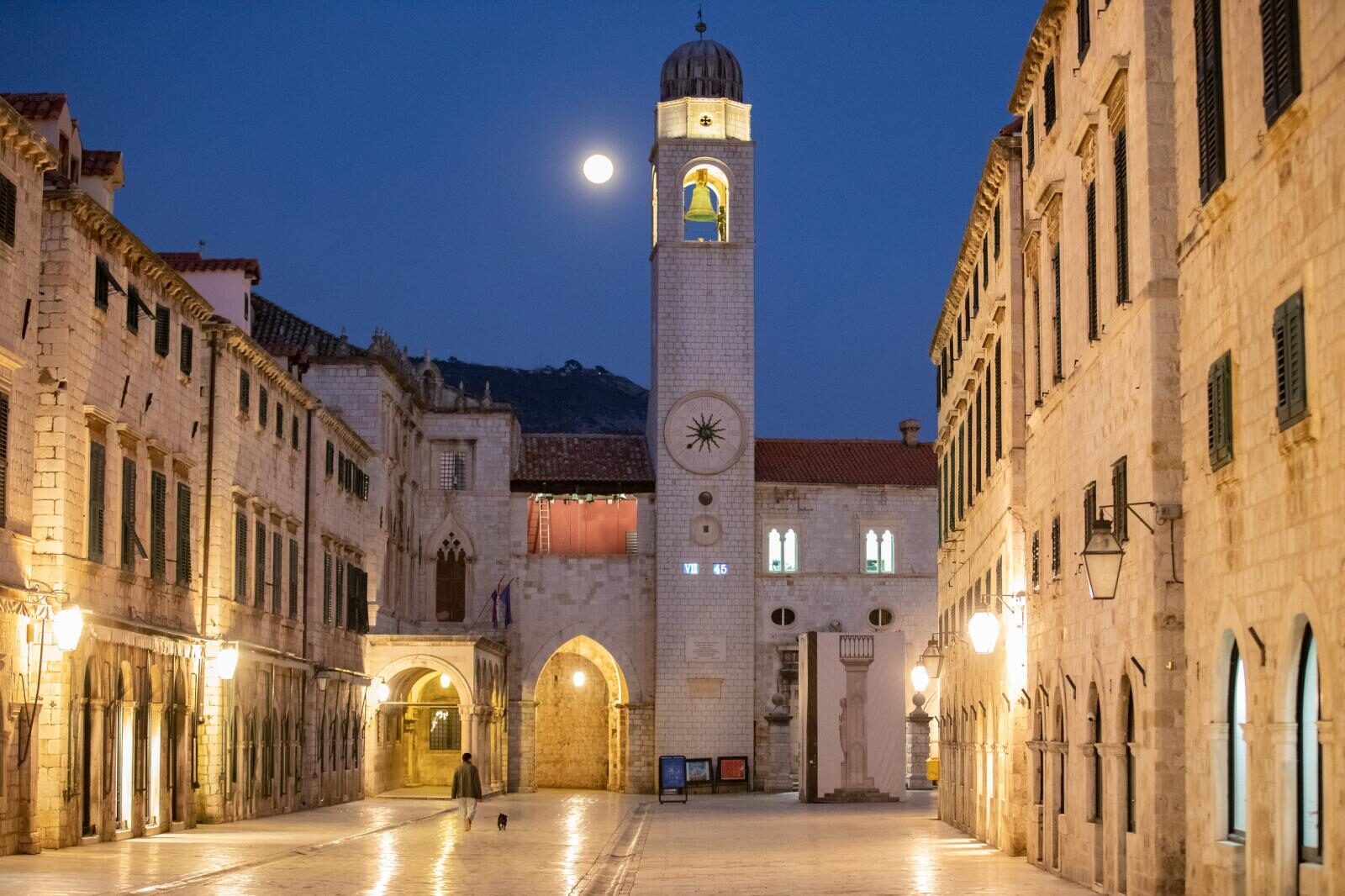 Ružičasti supermjesec nad Dubrovnikom