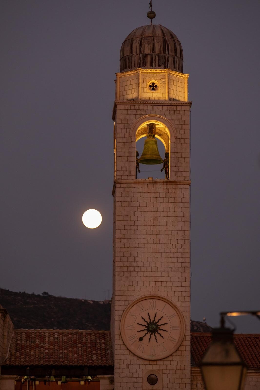 Ružičasti supermjesec nad Dubrovnikom