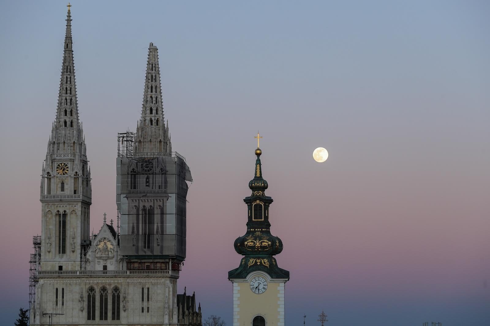 Puni mjesec nad Zagrebom