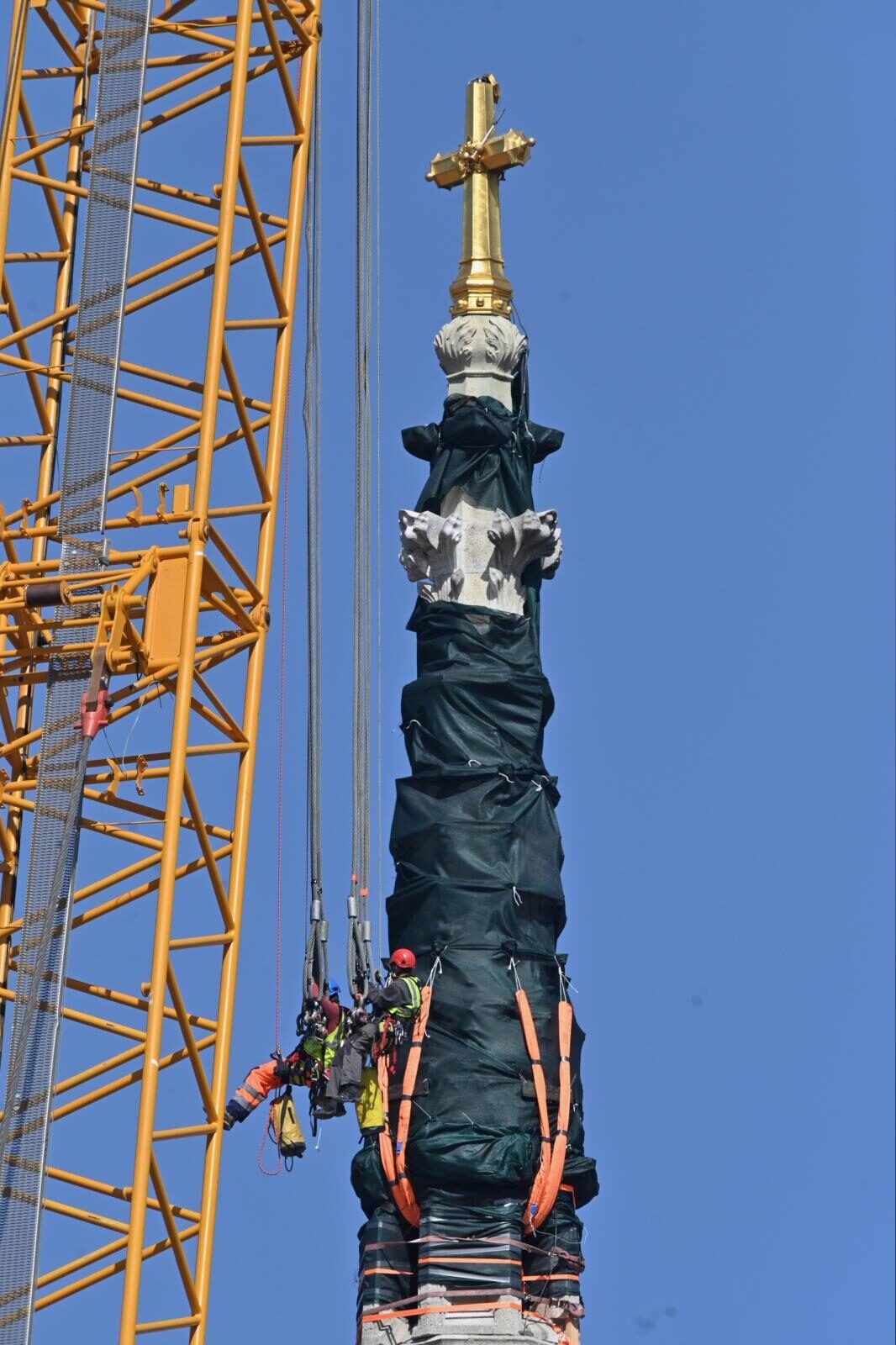 Zagreb: Radnici vise s krana pored oštećenog tornja katedrale