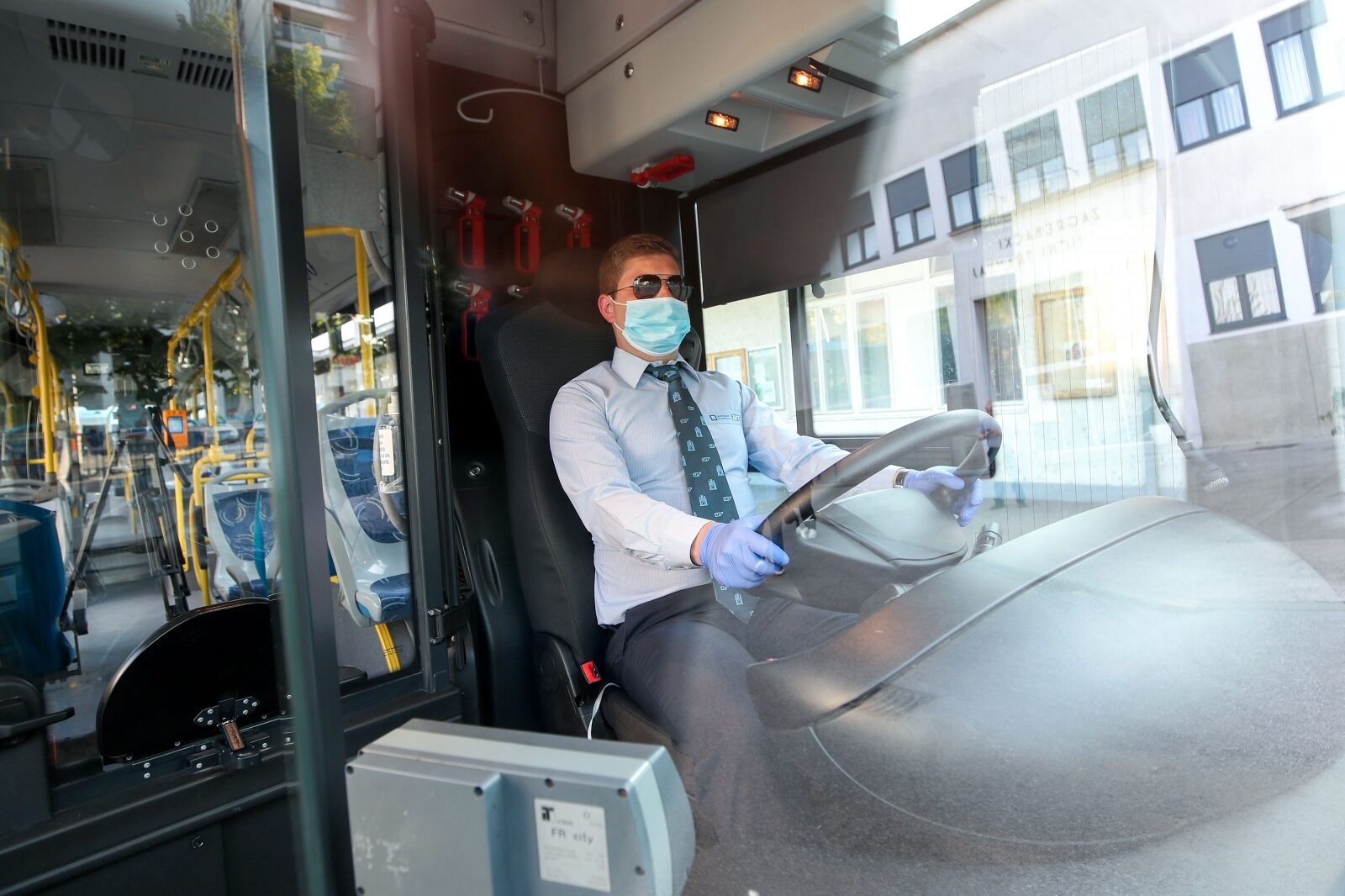 Zagreb: Dezinfekcija ZET-ovih autobusa prije početka puštanja u promet