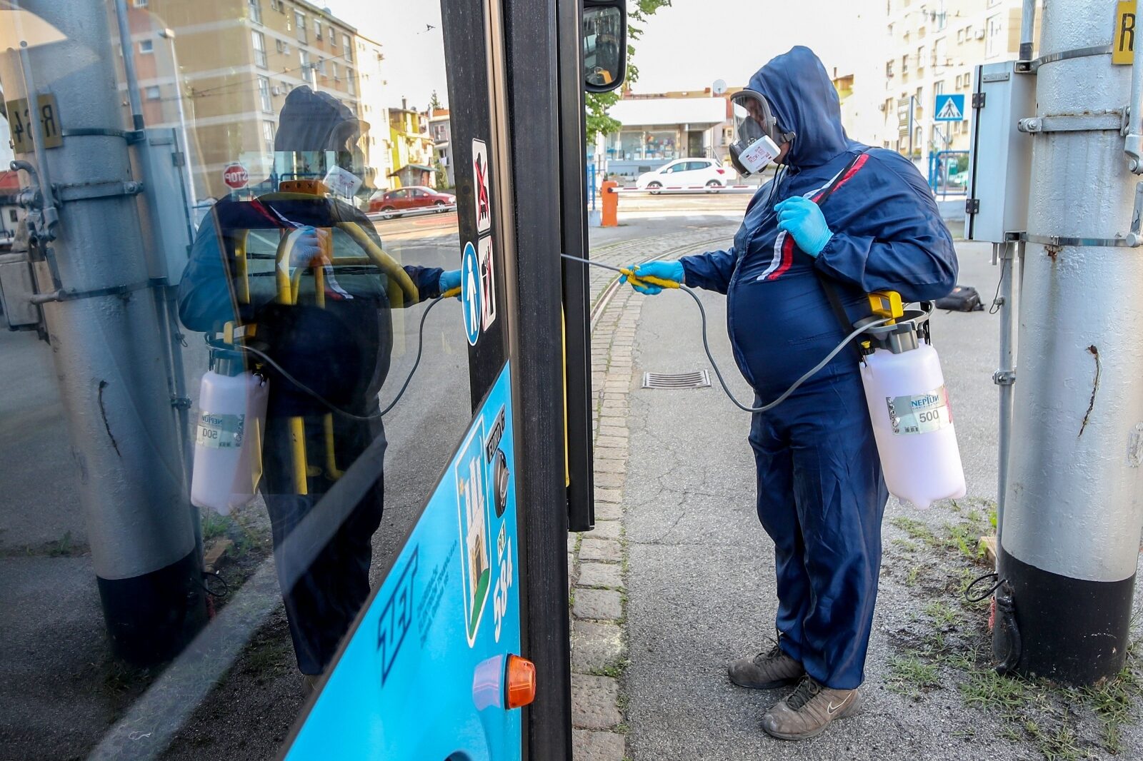 Zagreb: Dezinfekcija ZET-ovih autobusa prije početka puštanja u promet