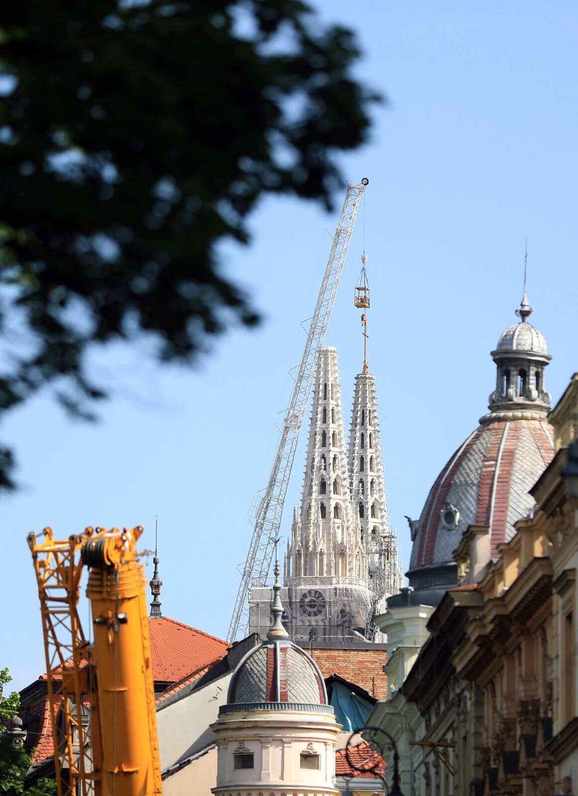 Zagreb: Postavljanje križeva na zagrebačku katedralu