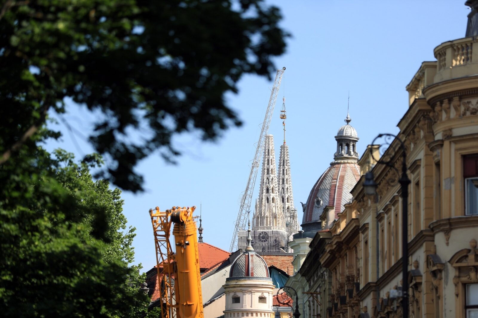 Zagreb: Postavljanje križeva na zagrebačku katedralu