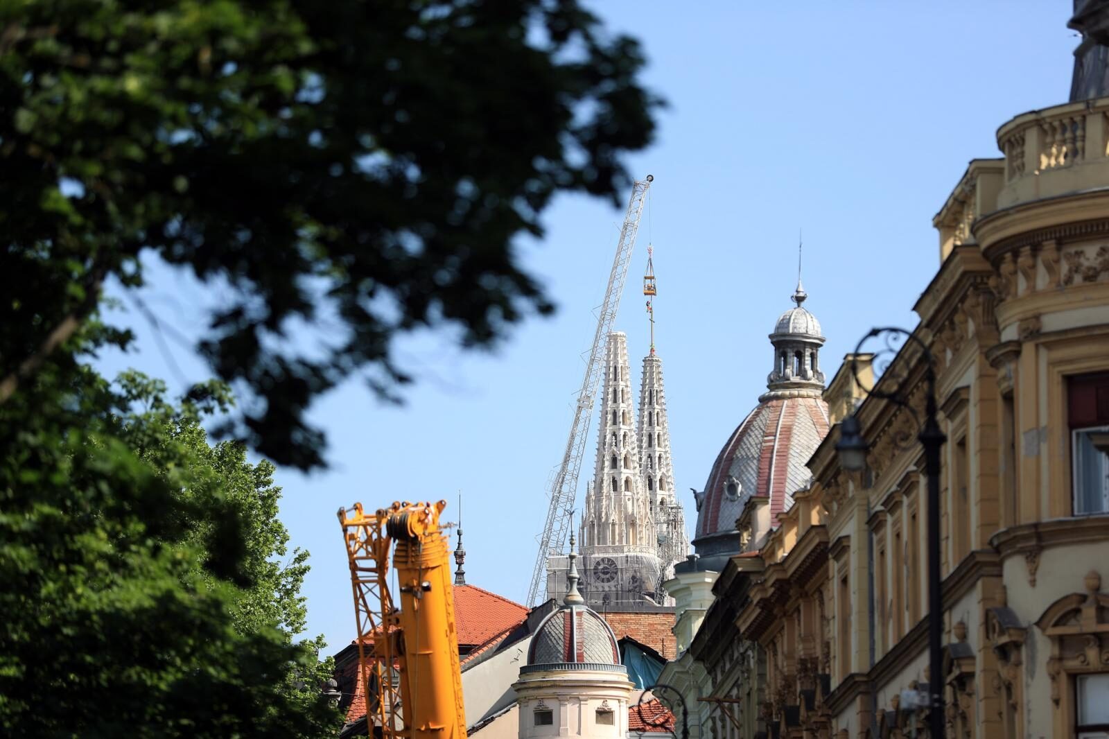 Zagreb: Postavljanje križeva na zagrebačku katedralu