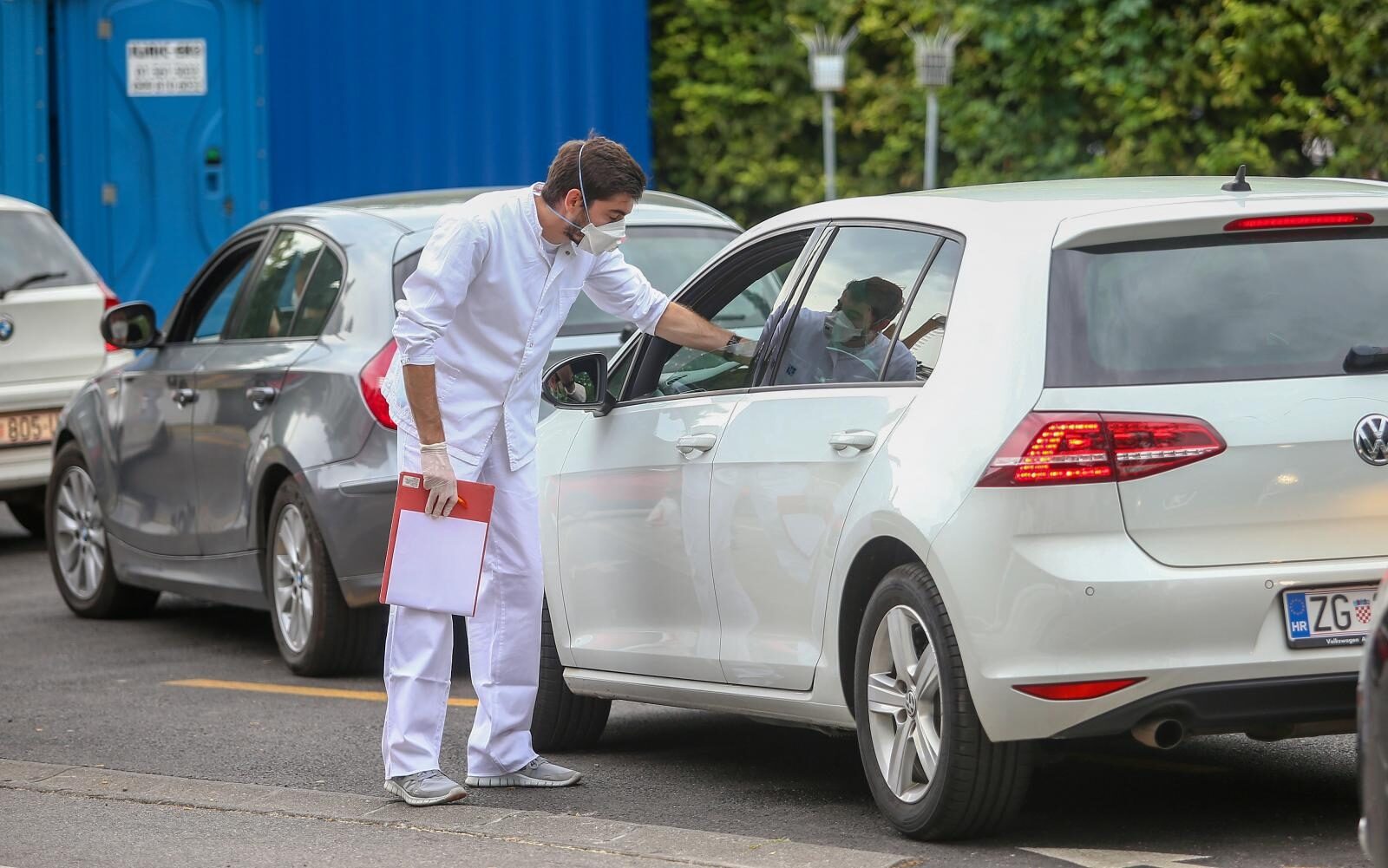 Gužva za testiranje na koronu u Zagrebu, auti stoje u koloni