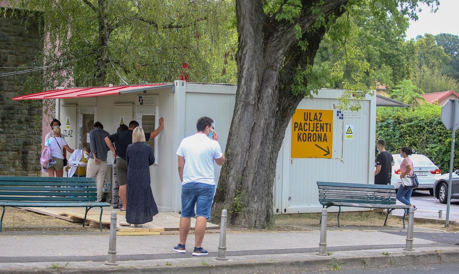 Gužva za testiranje na koronu u Zagrebu, auti stoje u koloni