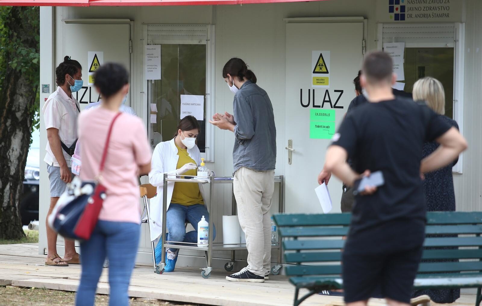 Gužva za testiranje na koronu u Zagrebu, auti stoje u koloni