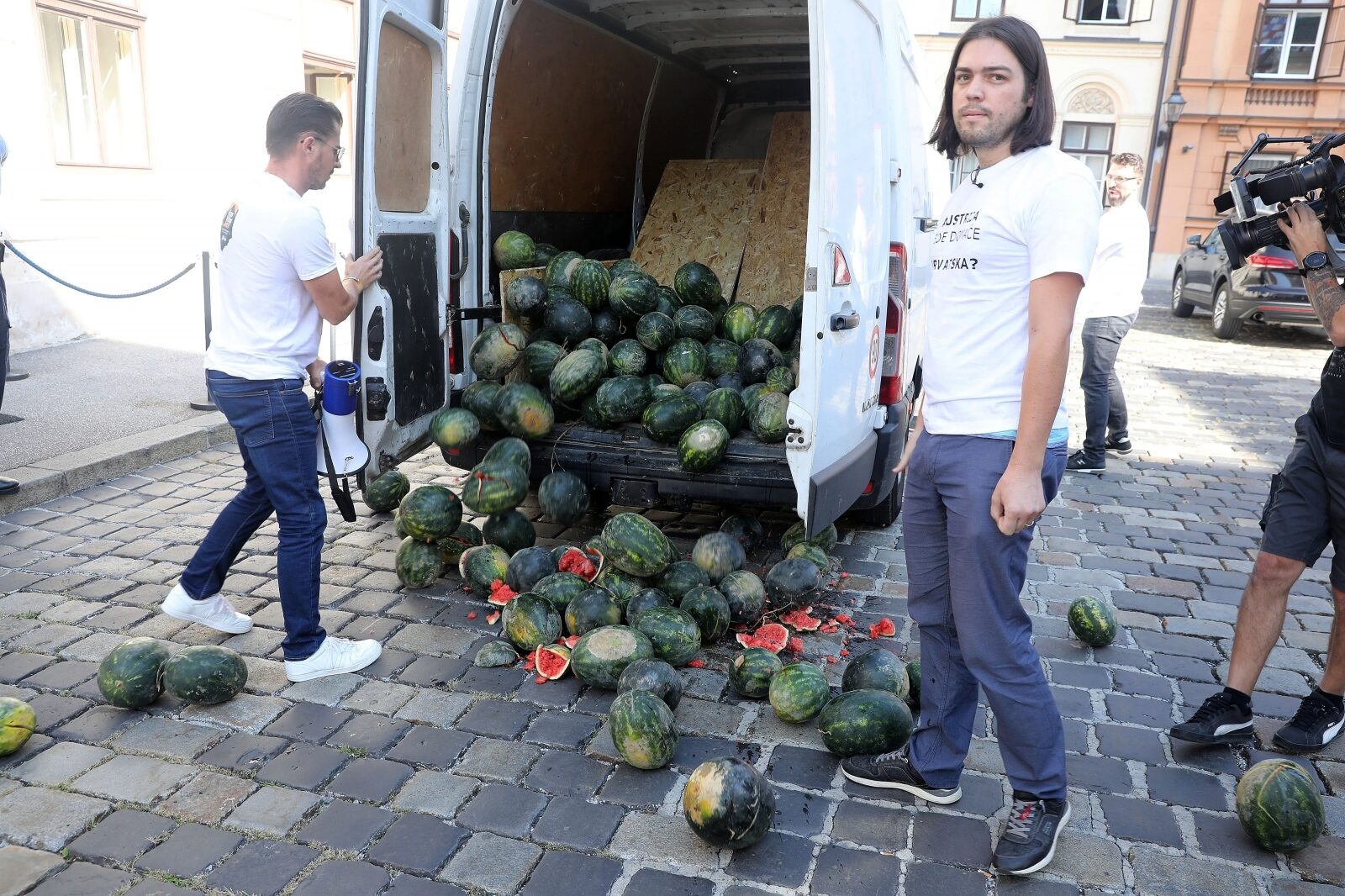 Zagreb: Kaos pred Vladom, Sinčić istovario hrpu lubenica na Markovom trgu