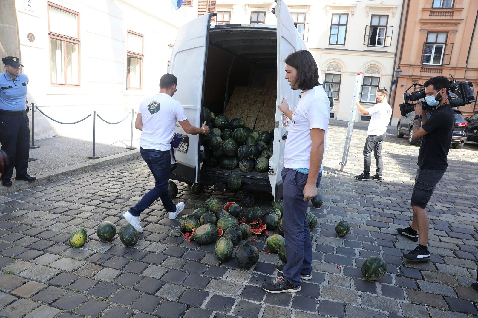 Zagreb: Kaos pred Vladom, Sinčić istovario hrpu lubenica na Markovom trgu