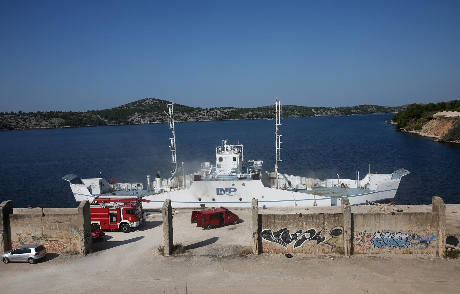 Šibenik: Još nije ugašen požar na brodu Moli, privezanom uz rivu u bivšem TEF-u