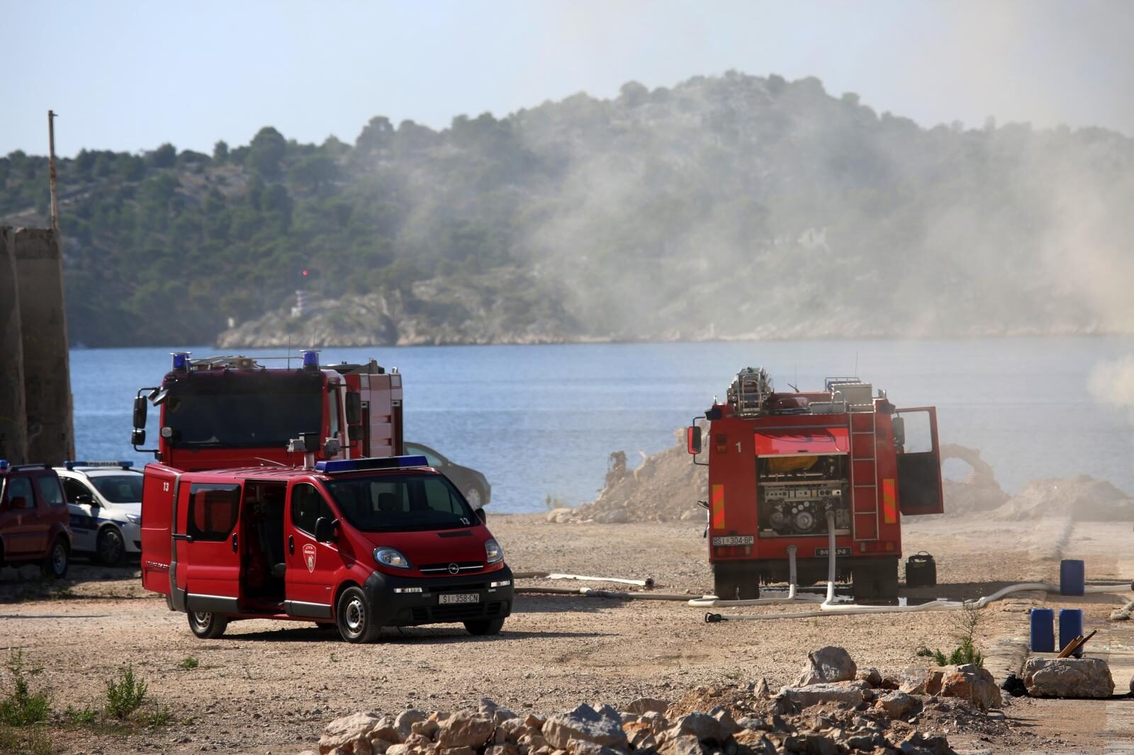 Šibenik: Još nije ugašen požar na brodu Moli, privezanom uz rivu u bivšem TEF-u