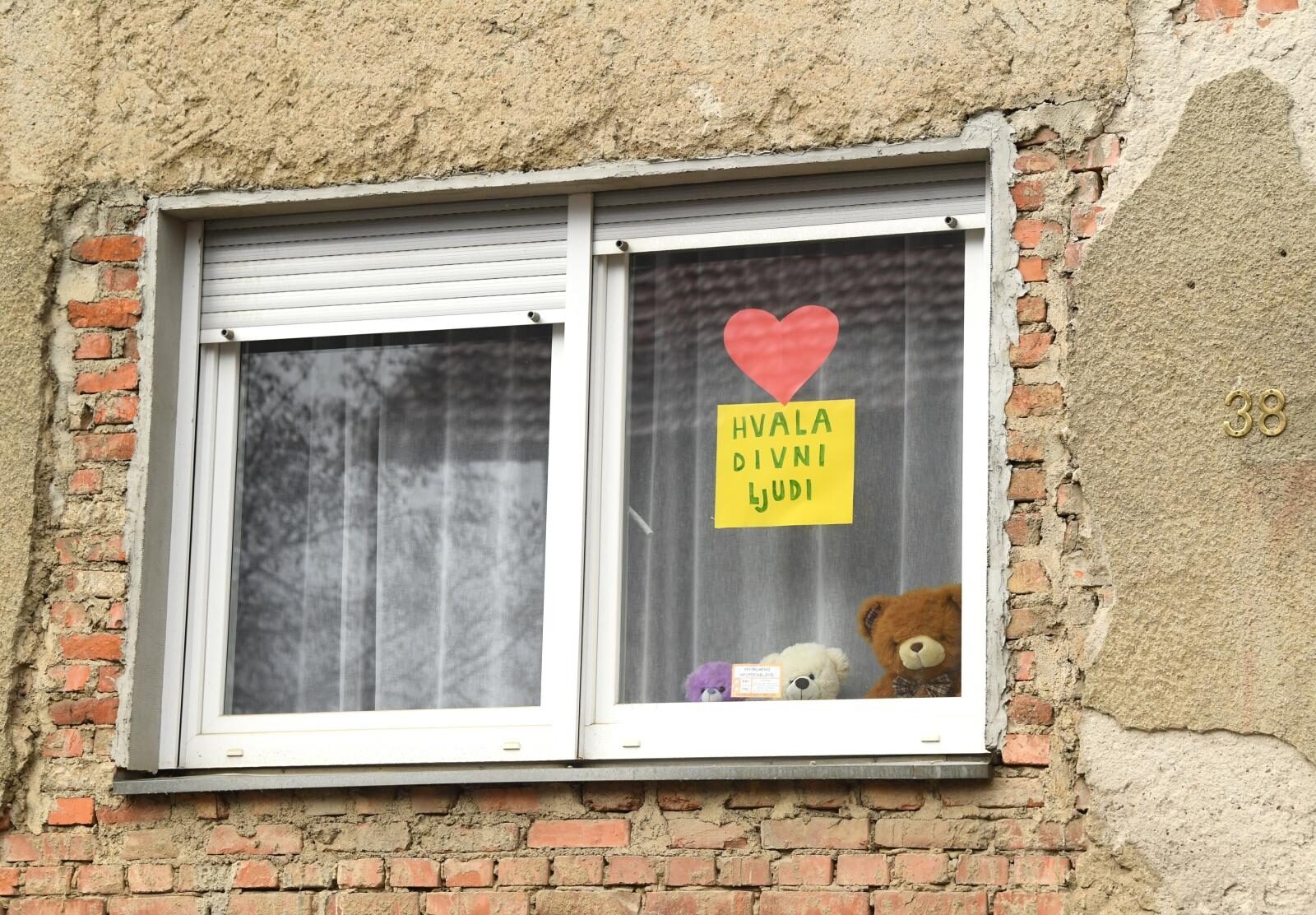 Petrinja: Poruka zahvale na prozoru obiteljske kuće