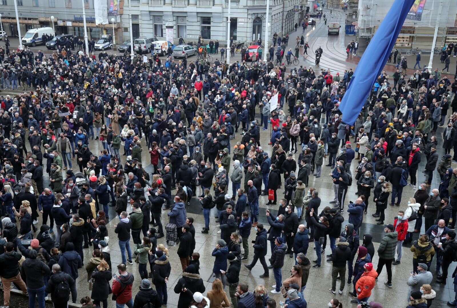 Zagreb: Pogled na glavni Trg i mnoštvo okupljenih na prosvjedu protiv ekonomskih mjera