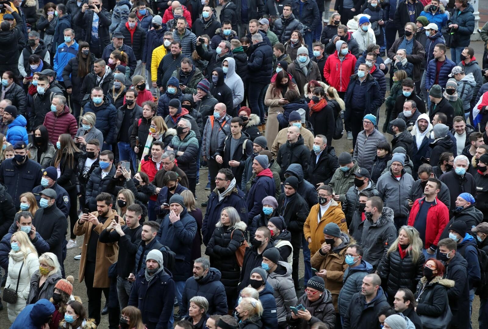 Zagreb: Pogled na glavni Trg i mnoštvo okupljenih na prosvjedu protiv ekonomskih mjera