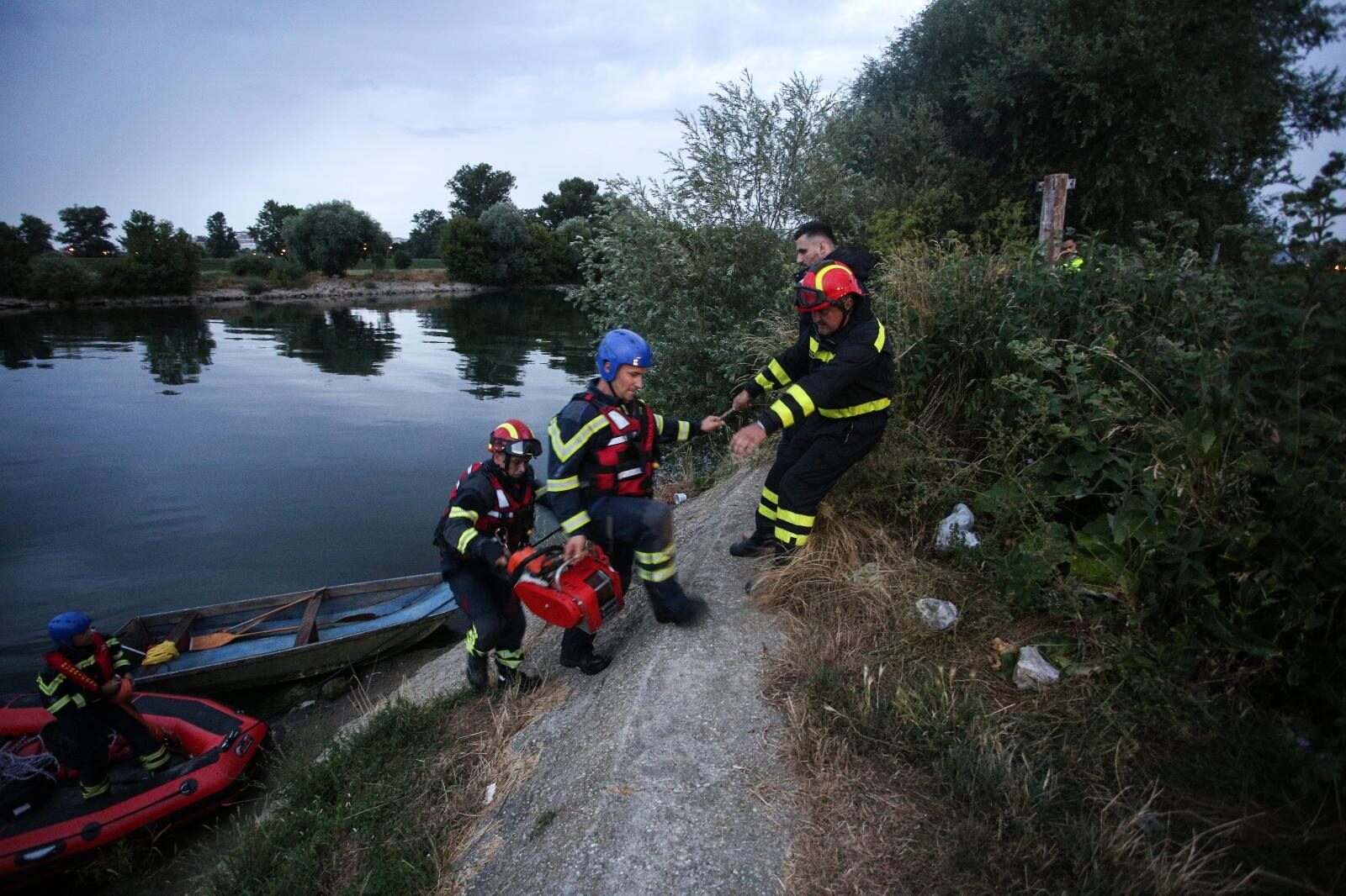 Zagreb: Izvlačenje broda nasukanog na slapovima Save kod toplane