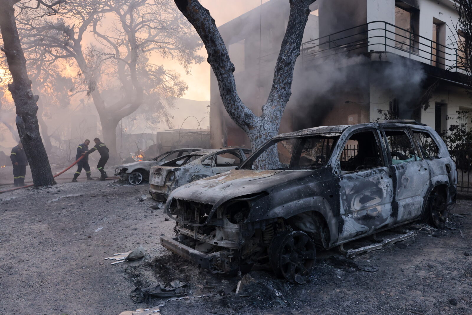 Wildfire erupts north of Athens