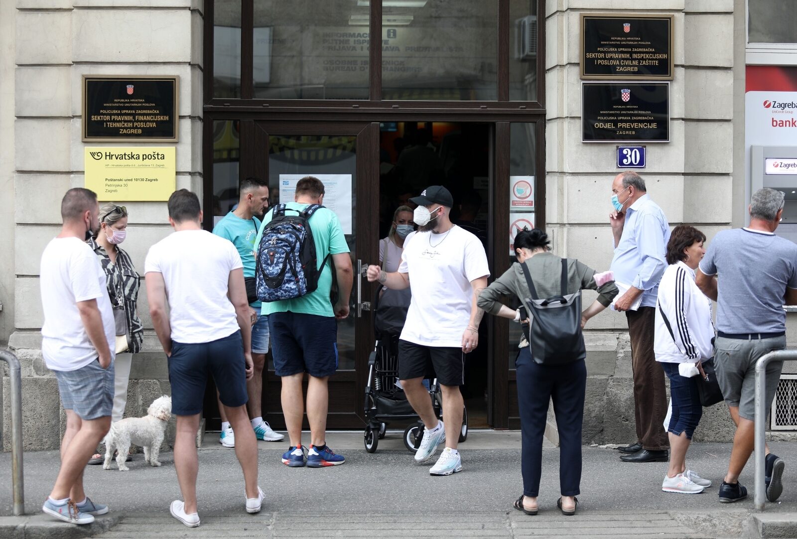 Zagreb: Velike gužve ispred zgrade Policijske uprave u Petrinjskoj