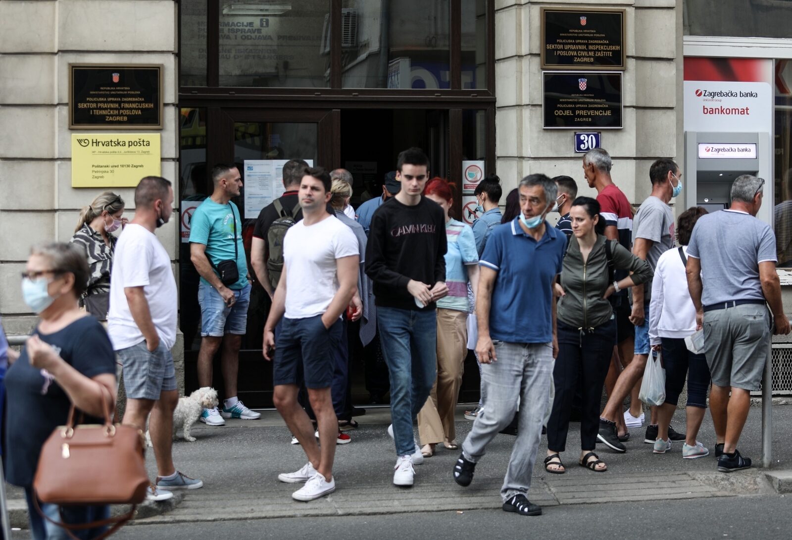 Zagreb: Velike gužve ispred zgrade Policijske uprave u Petrinjskoj