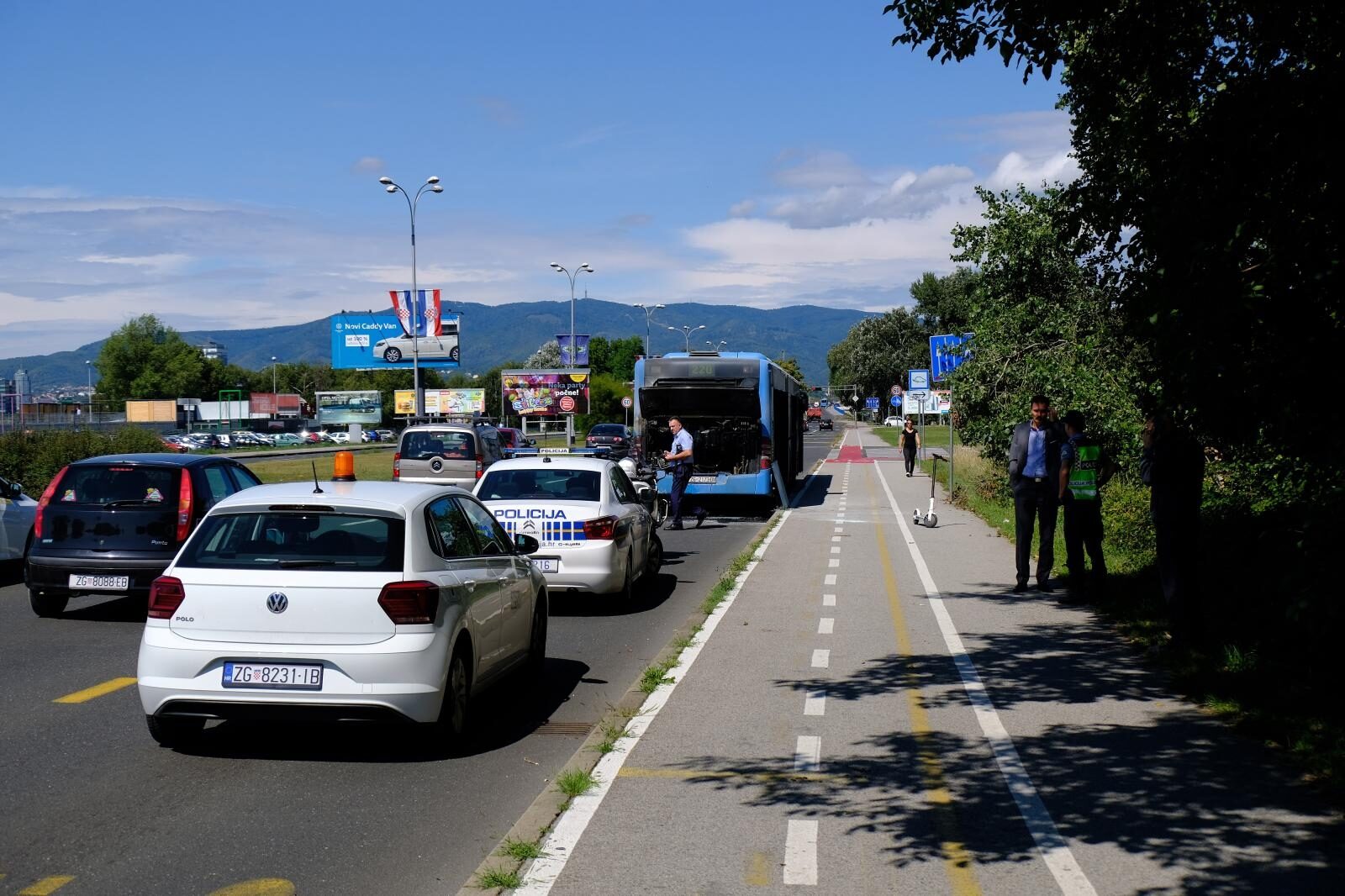 Zagreb: Na Aveniji Večeslava Holjevca zapalio se autobus ZET-a