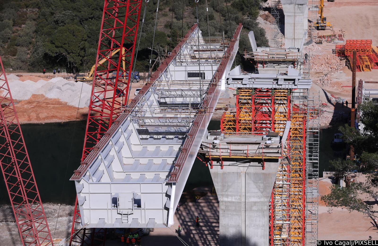 Postavljen prvi metalni segment mosta Ston