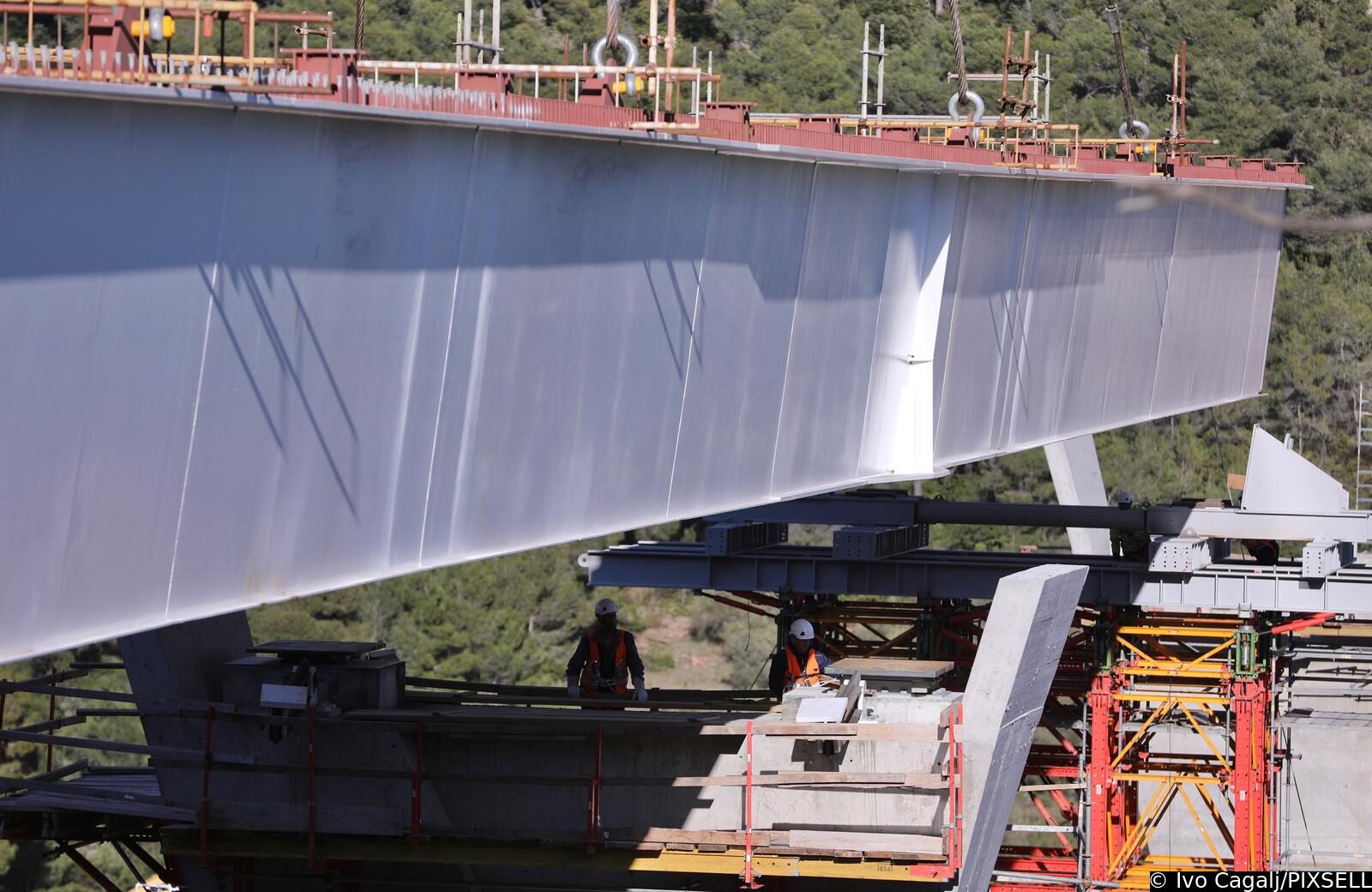 Postavljen prvi metalni segment mosta Ston