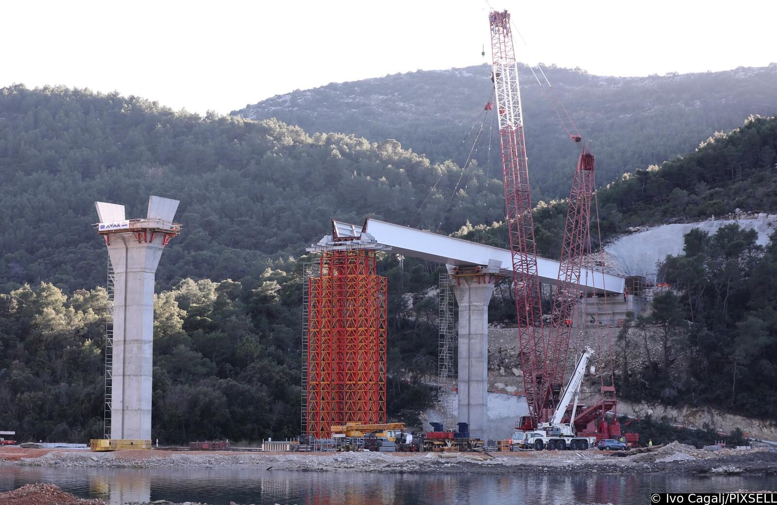 Postavljen prvi metalni segment mosta Ston